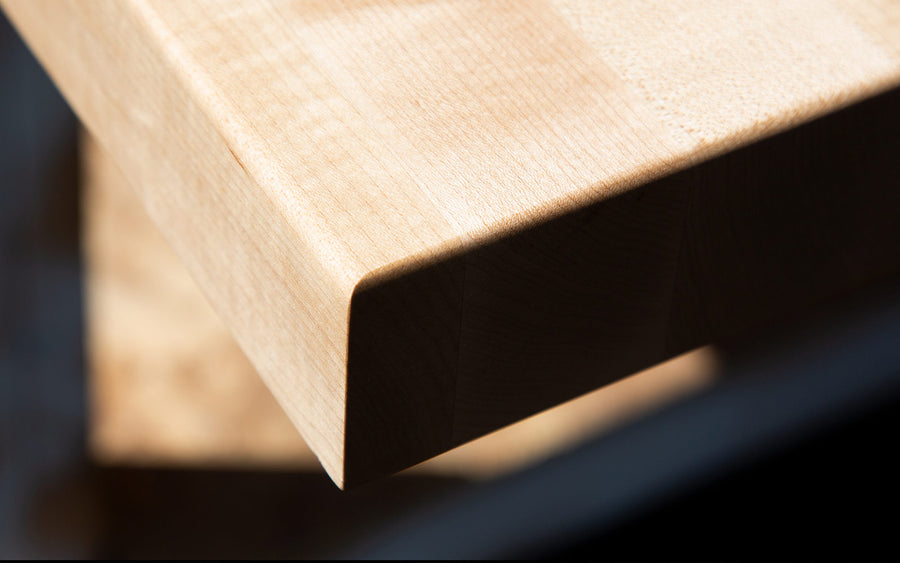 closeup of the corner of maple countertop with roundover edge style