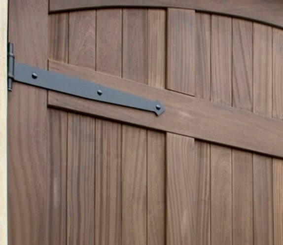 Closeup of Diamond strap hinges 